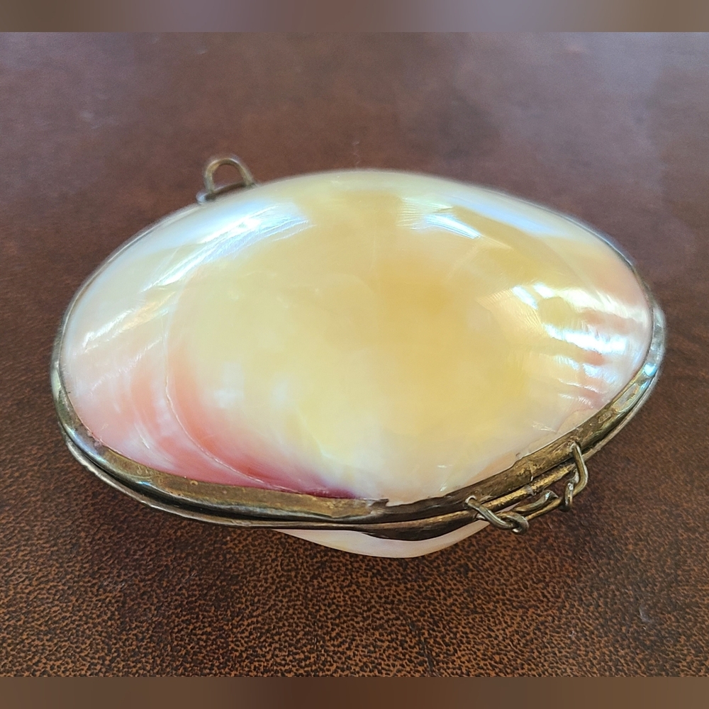 Brass hinged seashell trinket box🐣